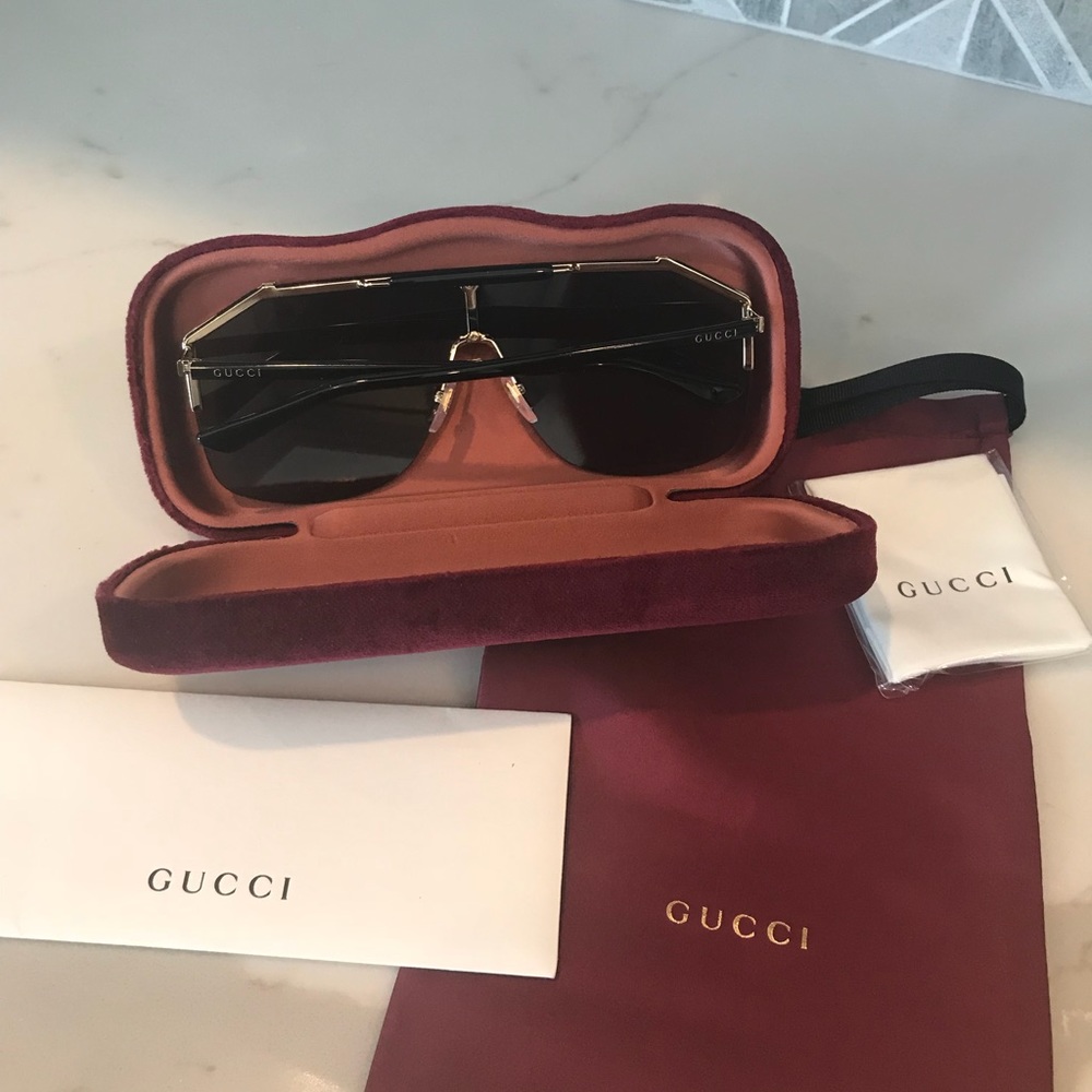 Gucci black shield sunglasses π₯π₯π₯π₯ - Picture 8 of 8